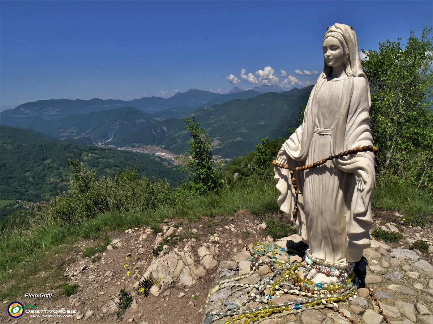 39 Madonnina del Costone con vista verso la conca di Zogno.JPG
